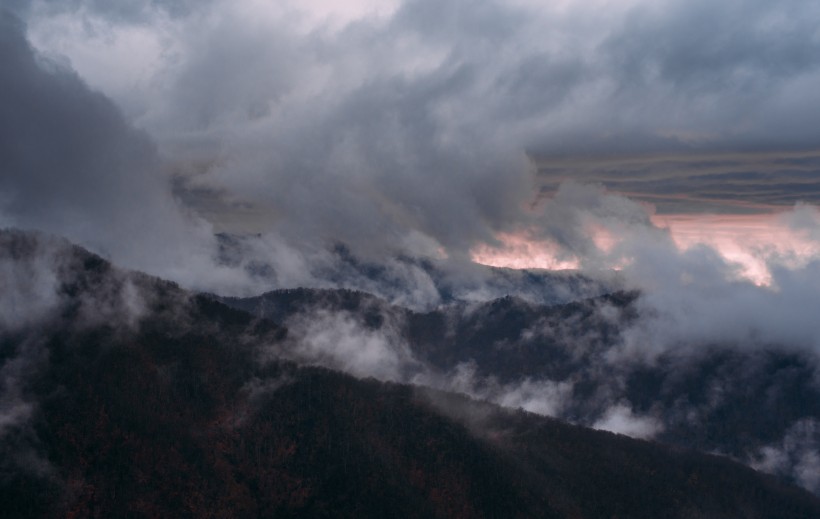 霧氣蒸騰的火山圖片