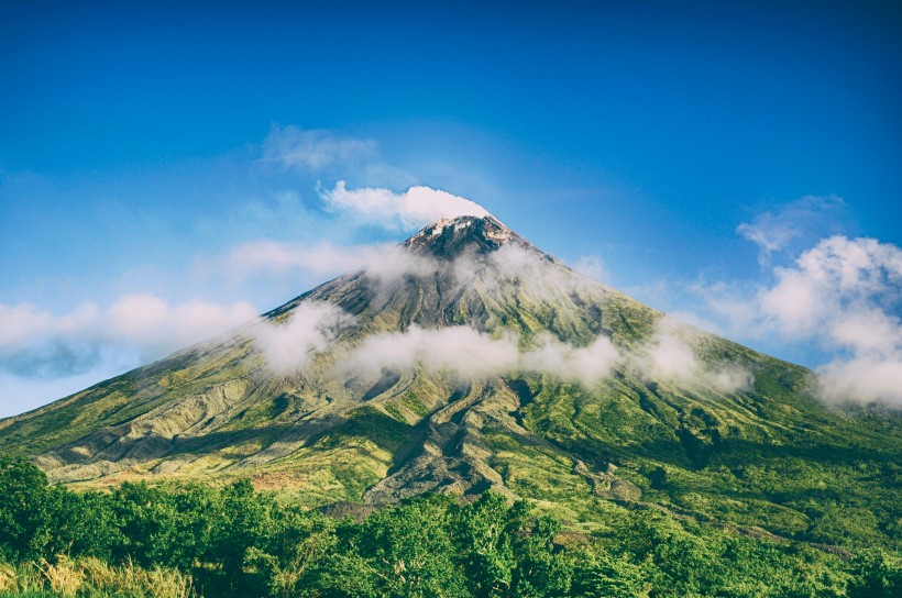 霧氣蒸騰的火山圖片