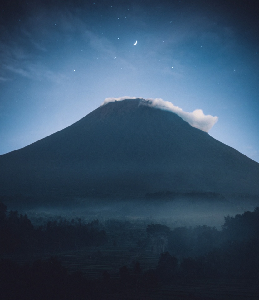 霧氣蒸騰的火山圖片