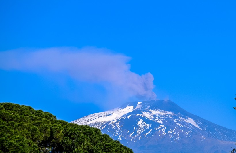 霧氣蒸騰的火山圖片