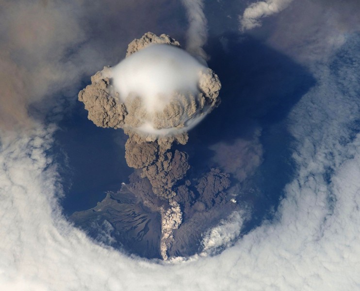 霧氣蒸騰的火山圖片