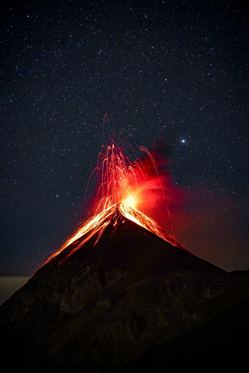 霧氣蒸騰的火山圖片