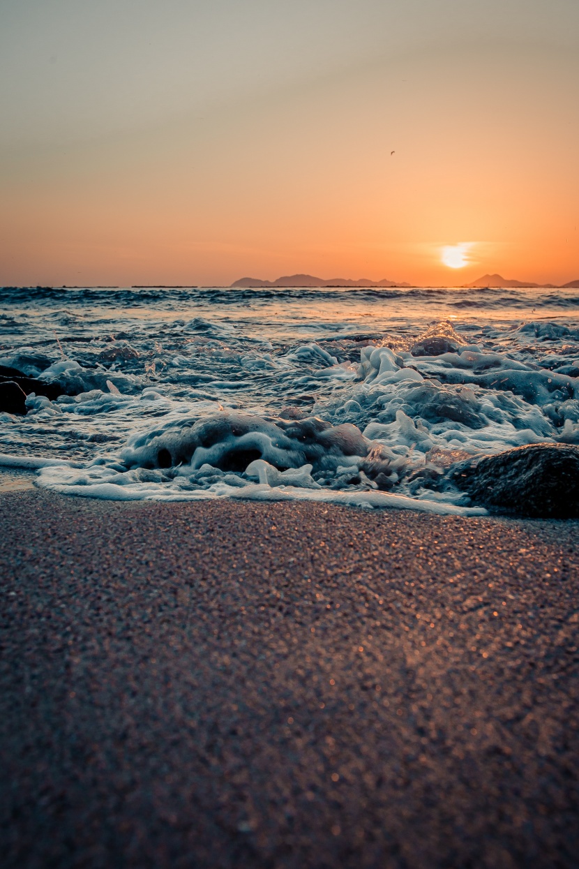 夕陽下的海灘圖片
