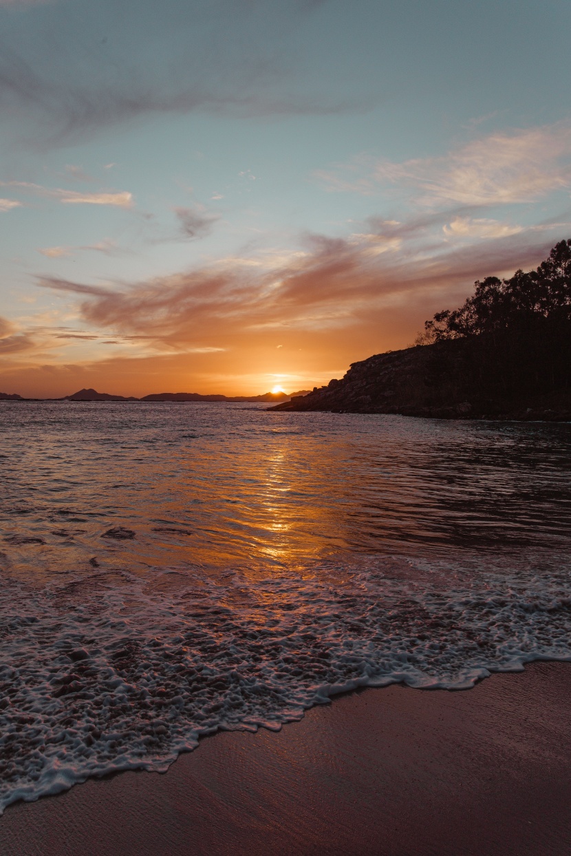 夕陽下的海灘圖片