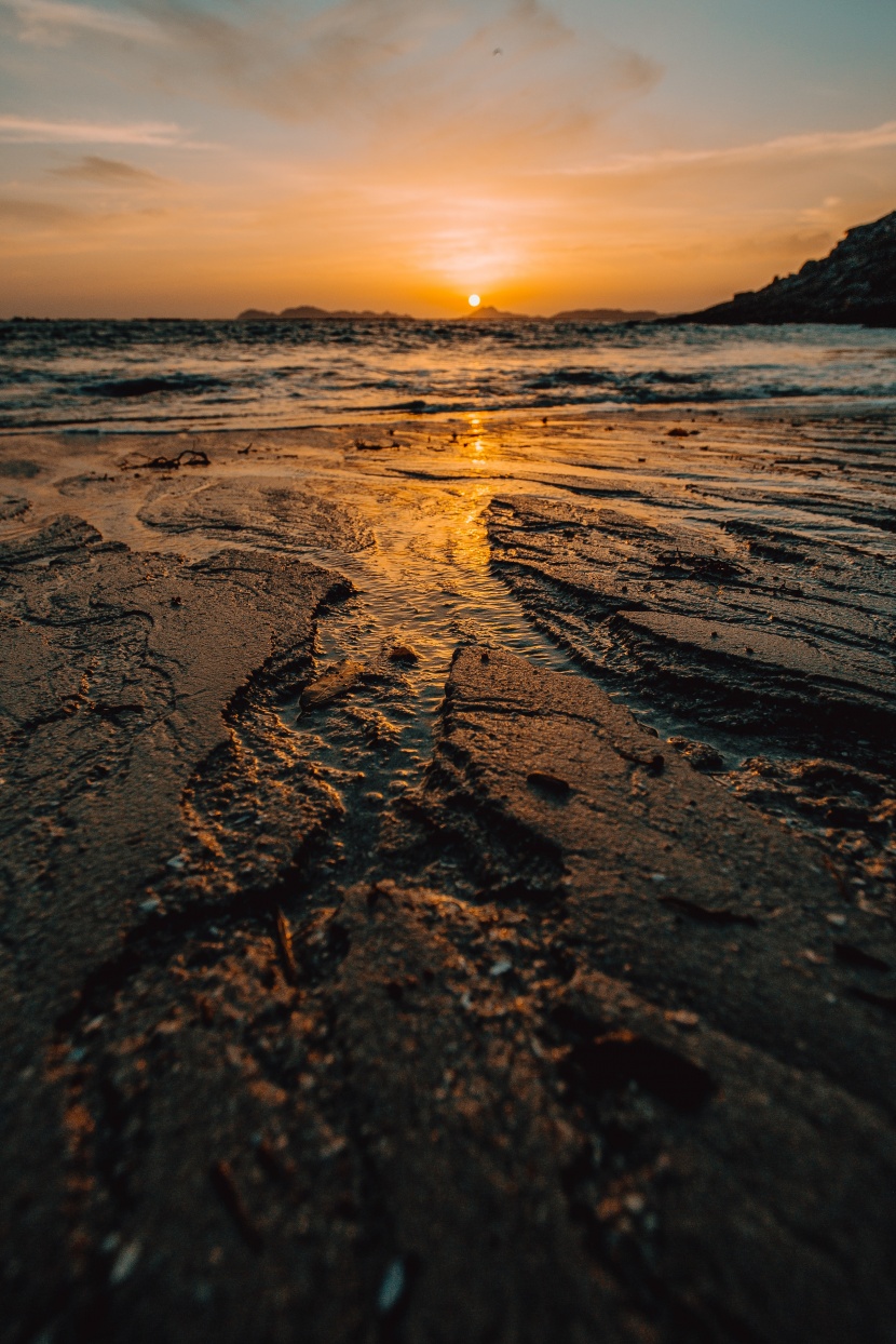 夕陽下的海灘圖片