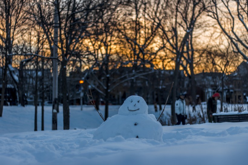 冬季造型獨特的雪人圖片