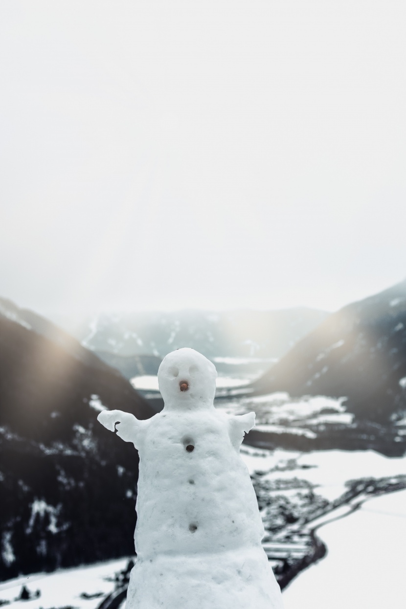 冬季造型獨特的雪人圖片