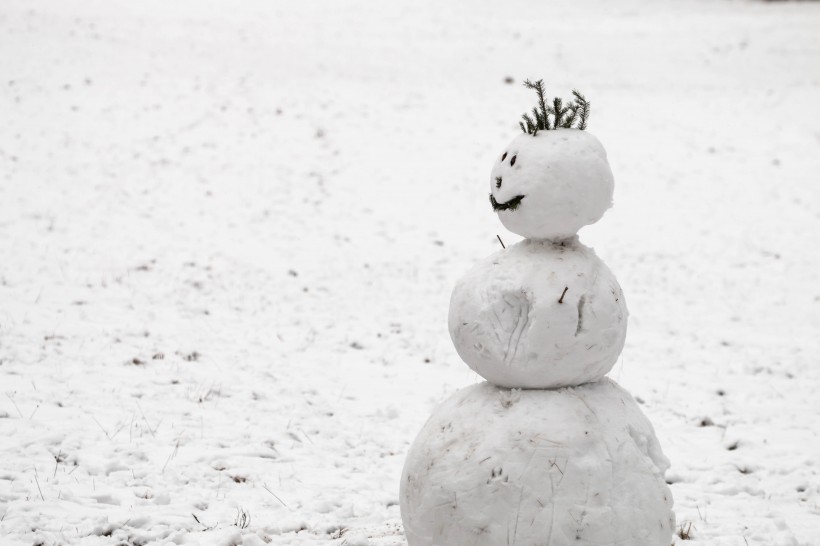 冬季造型獨特的雪人圖片