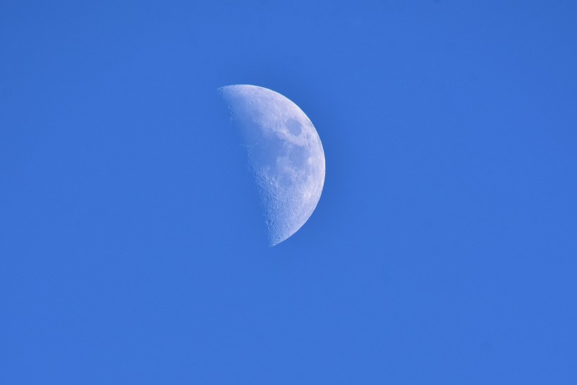 夜空中圓圓的月亮圖片