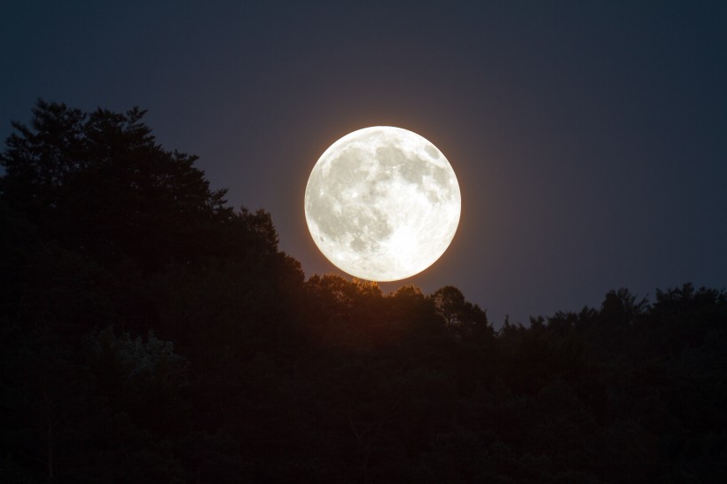 夜晚天空中的月亮圖片