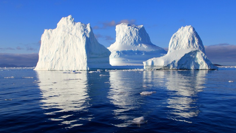 壯麗通透的冰山風景圖片