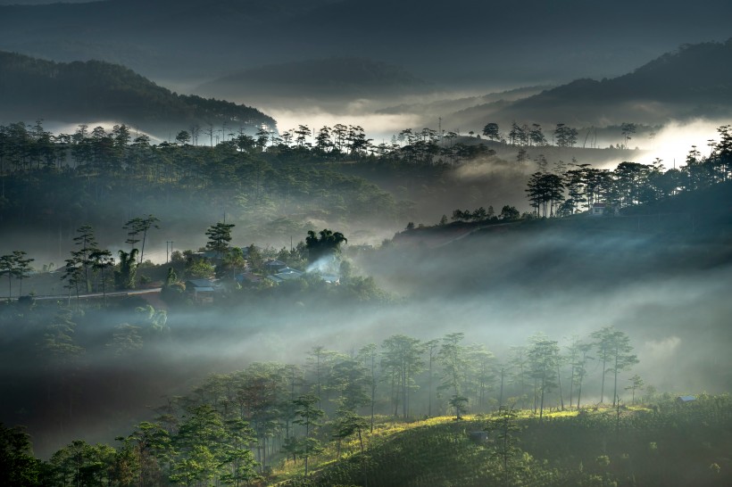 雲霧缭繞的村莊圖片