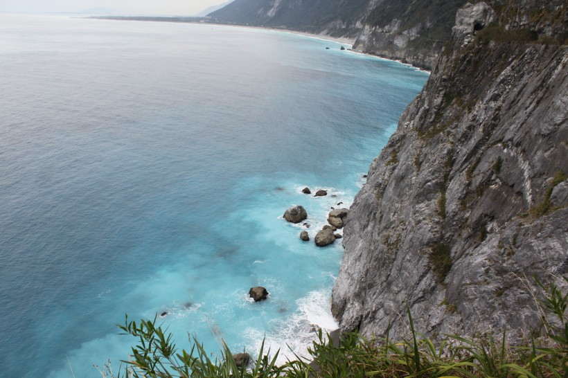 海邊陡峭的懸崖圖片