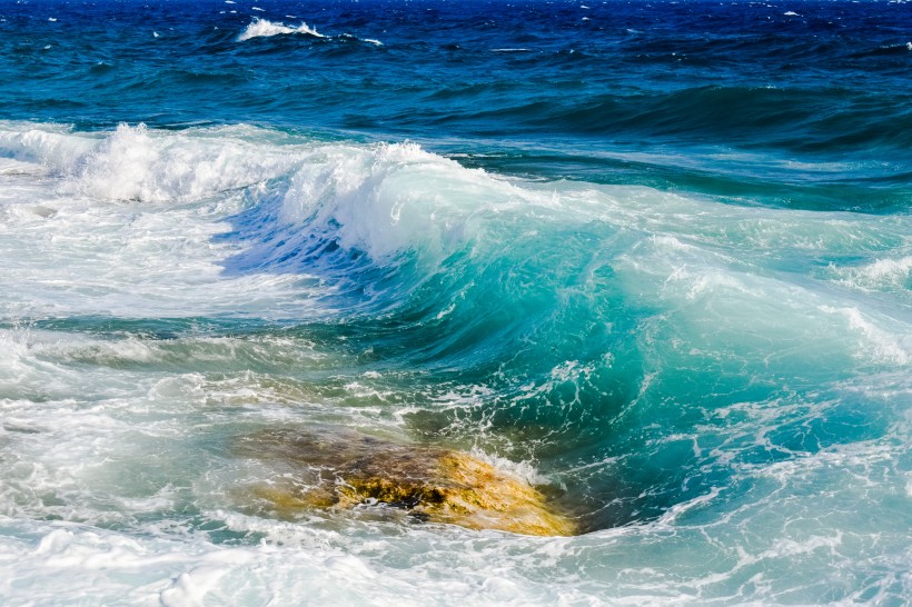 洶湧澎湃的大海海浪風景圖片