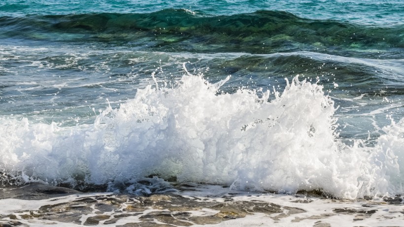 洶湧澎湃的大海海浪風景圖片