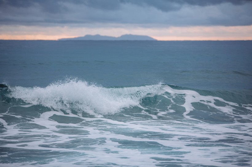 洶湧澎湃的大海海浪風景圖片