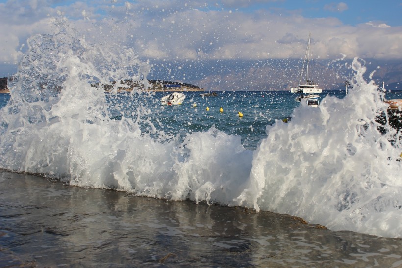 洶湧澎湃的大海海浪風景圖片