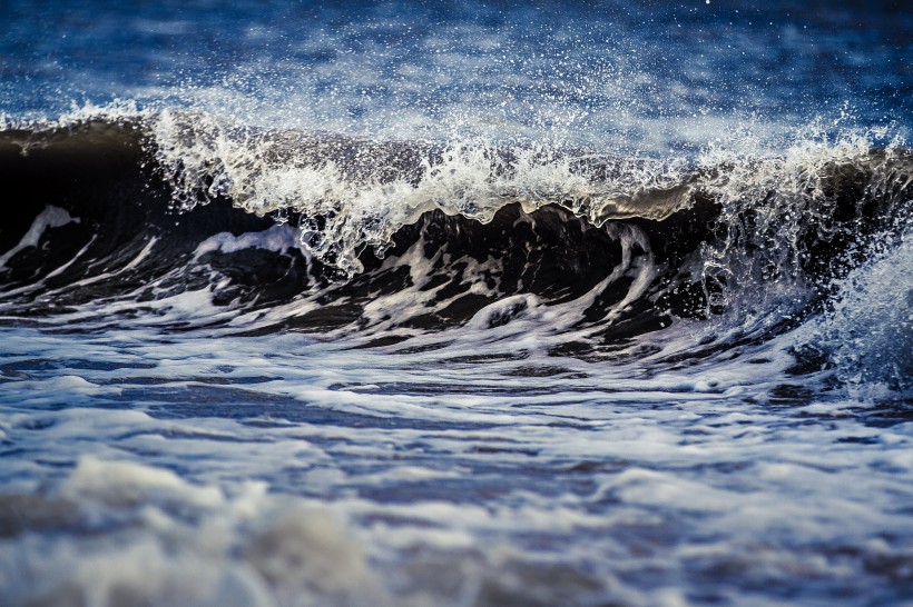 波濤洶湧的大海海浪風景圖片