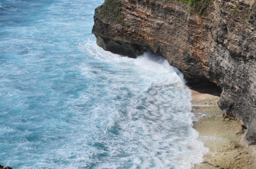 波濤洶湧的大海海浪風景圖片