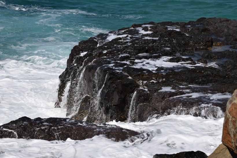 波濤洶湧的大海海浪風景圖片