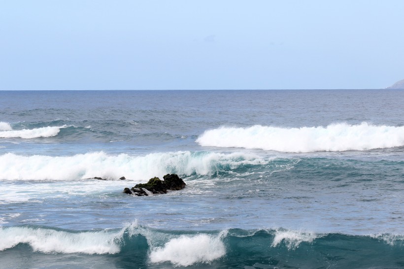 波濤洶湧的大海海浪風景圖片