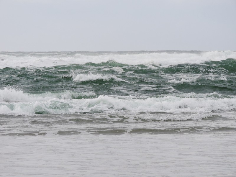 波濤洶湧的大海海浪風景圖片