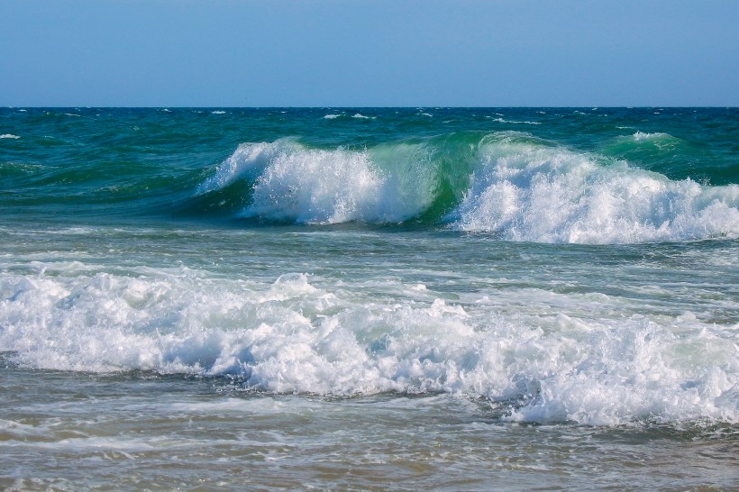 波濤洶湧的大海海浪風景圖片