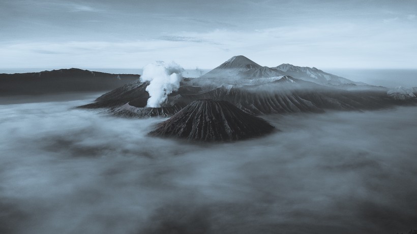 壯觀的火山爆發風景圖片