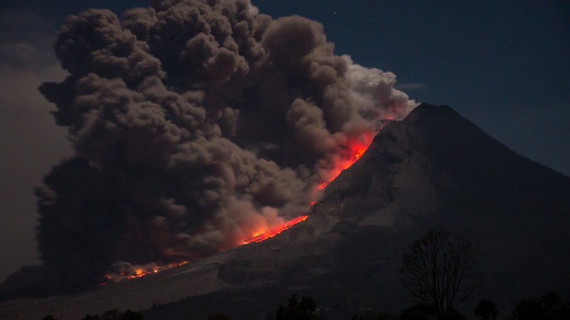 壯觀的火山爆發風景圖片