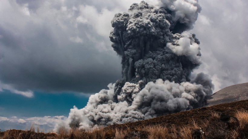 壯觀的火山爆發風景圖片