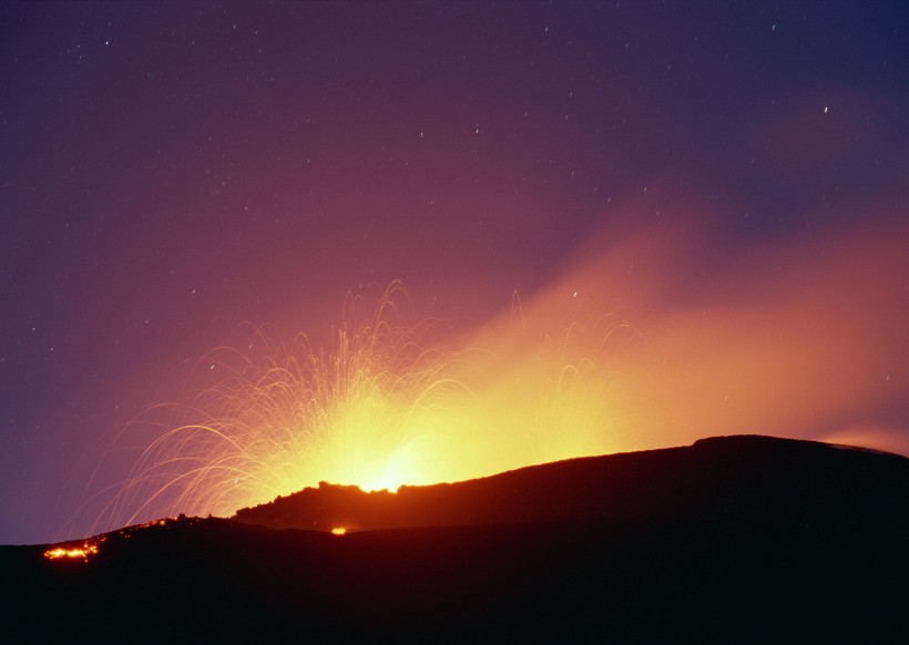 壯觀的火山爆發風景圖片