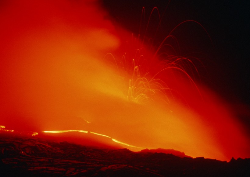 強勢噴發的火山風景圖片