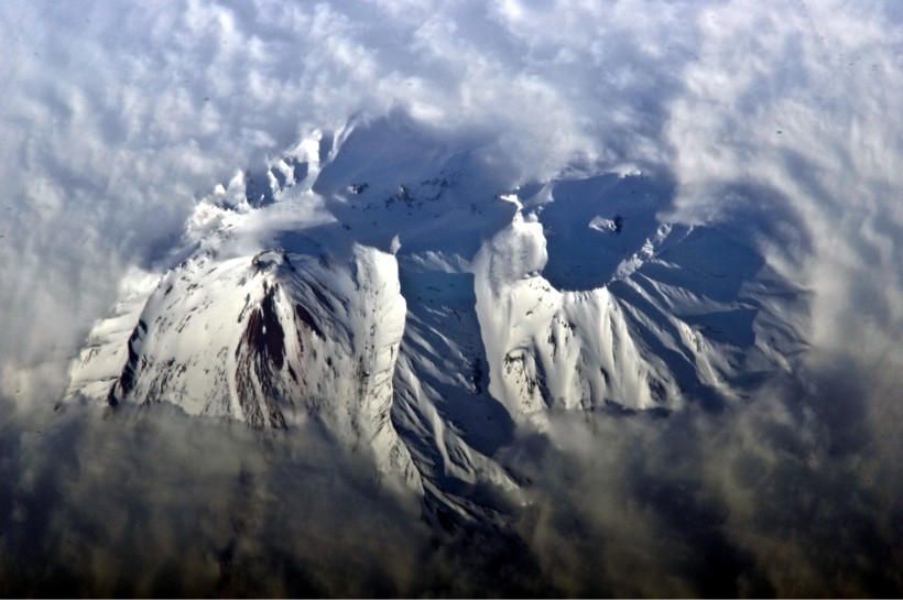 強勢噴發的火山風景圖片