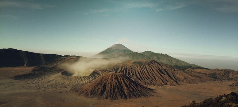 強勢噴發的火山風景圖片