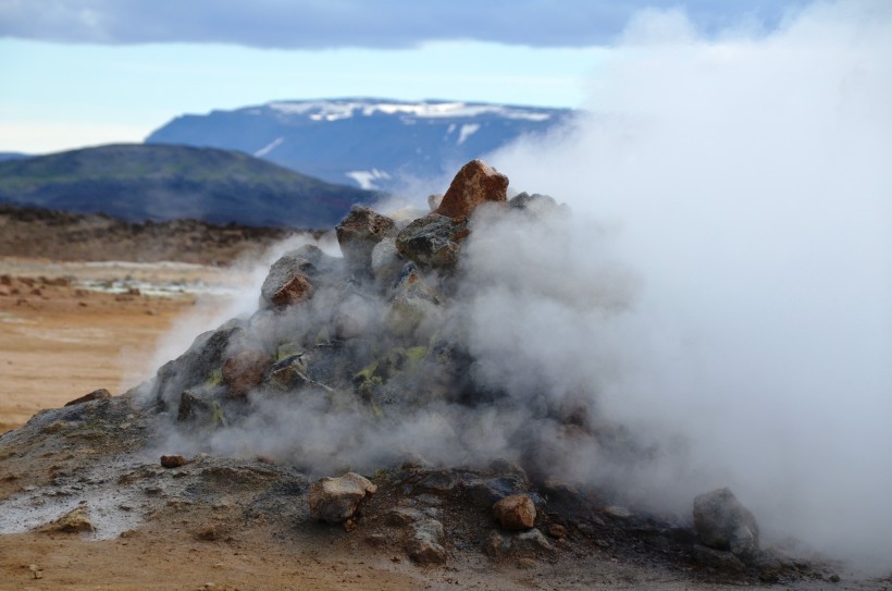 強勢噴發的火山風景圖片