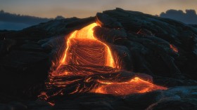 強勢噴發的火山風景圖片