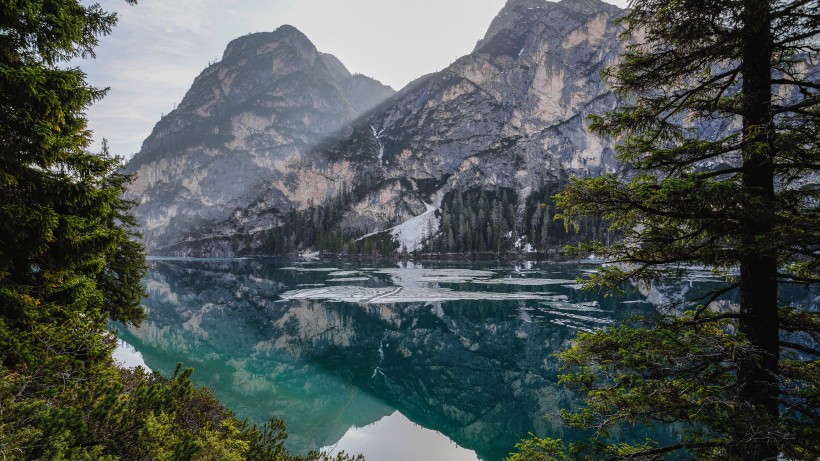 美麗的湖泊倒影風景圖片