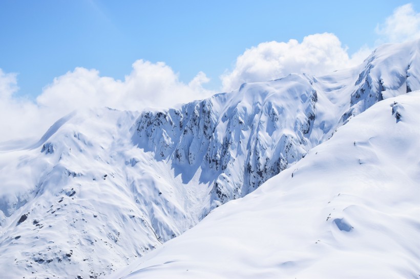 積雪的山峰圖片