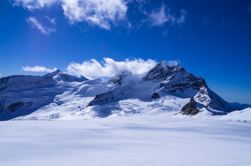 積雪的山峰圖片