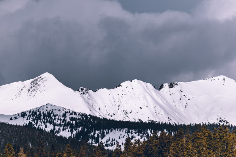 積雪的山峰圖片