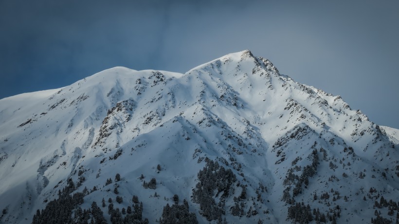 積雪的山峰圖片