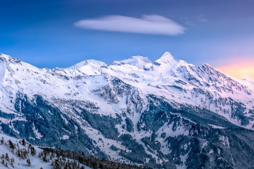 積雪的山峰圖片