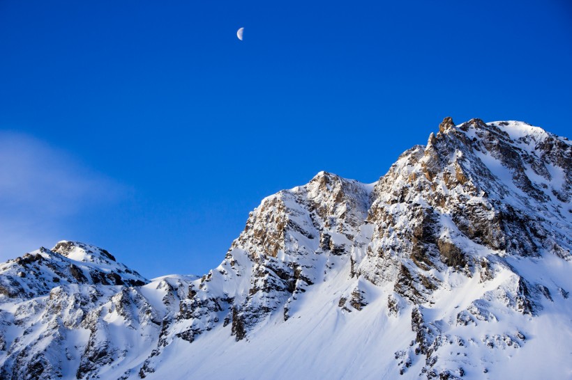 積雪的山峰圖片