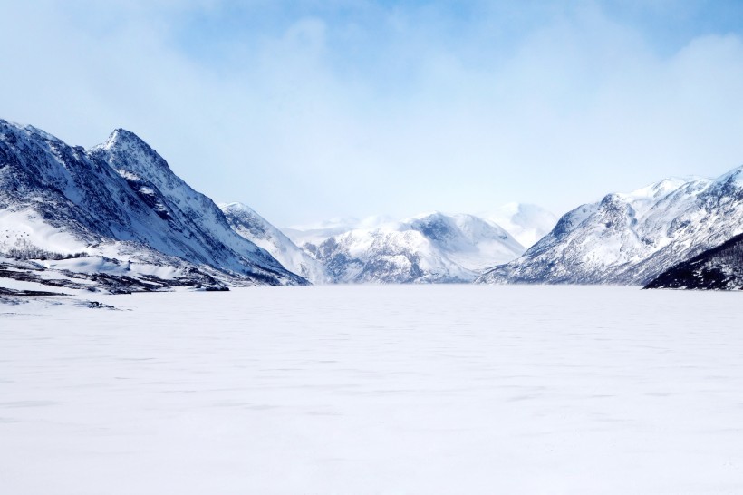 積雪的山峰圖片