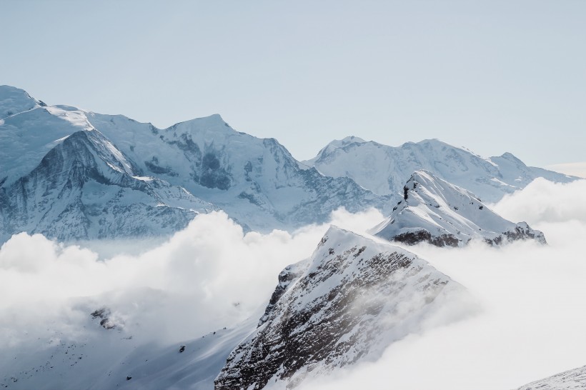 積雪的山峰圖片