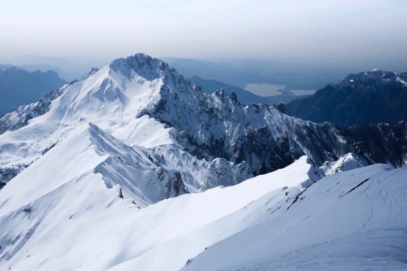 積雪的山峰圖片