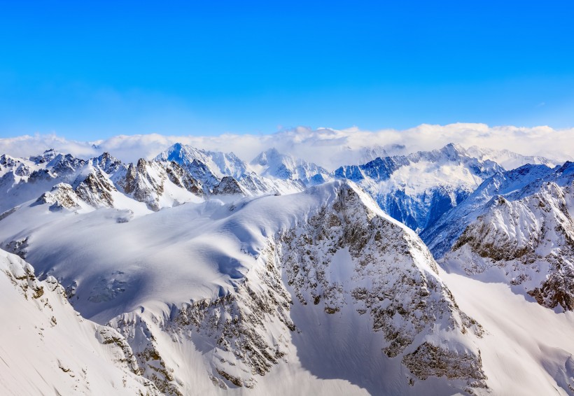 積雪的山峰圖片