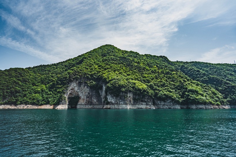 綠山湖泊圖片