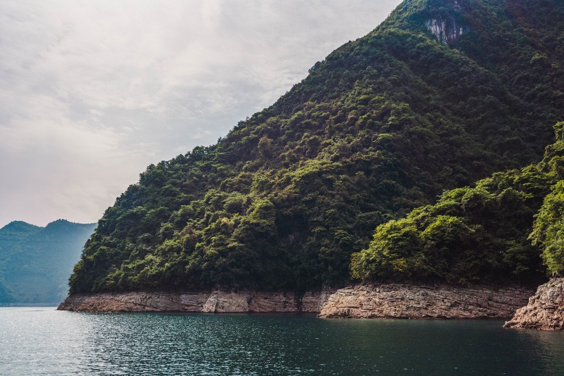 綠山湖泊圖片