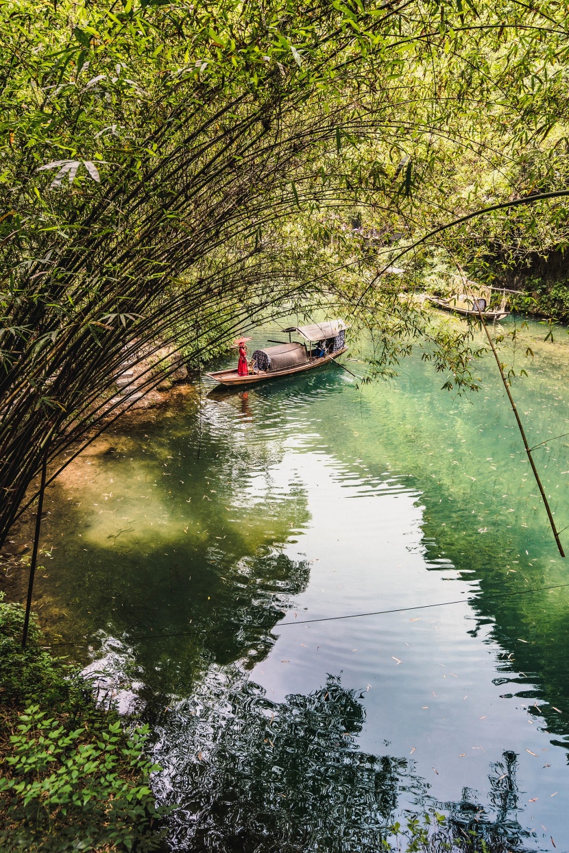 綠山湖泊圖片